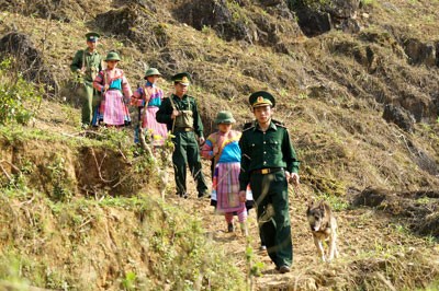 Bộ đội Đồn Biên phòng 235 Pha Long cùng dân quân tuần tra, bảo vệ biên giới